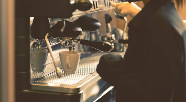 Mujer Barista Haciendo Café Expreso Máquina Profesional Concepto Servicio Preparación — Foto de Stock