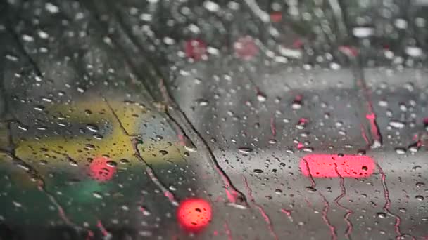 Gotas Chuva Caem Pára Brisas Carro Por Dentro Engarrafamentos Durante — Vídeo de Stock
