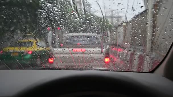 Regendruppels Lopen Van Binnenuit Voorruit Van Auto Verkeersopstoppingen Tijdens Zware — Stockvideo