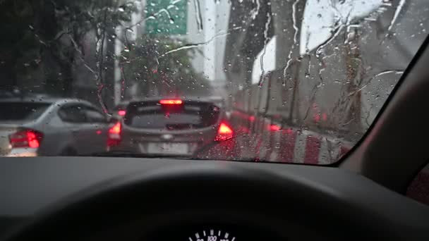 Dešťové Kapky Stékají Přední Sklo Auta Zevnitř Dopravní Zácpy Během — Stock video