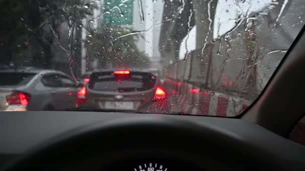 Gotas Chuva Caem Pára Brisas Carro Por Dentro Engarrafamentos Durante — Vídeo de Stock