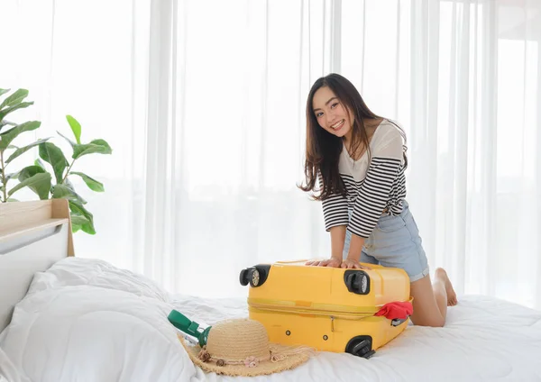 Jonge Aziatische Vrouw Probeert Haar Kleren Pakken Gele Koffer Voor — Stockfoto