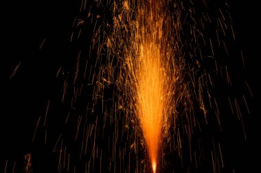 Parlak kıvılcımlarla yanan işaret fişeğini ya da alevi kapat ve arka planda fotokopi alanı olan dumanı yak. Festival etkinliği konsepti. Geceleri havai fişekler patlıyor.