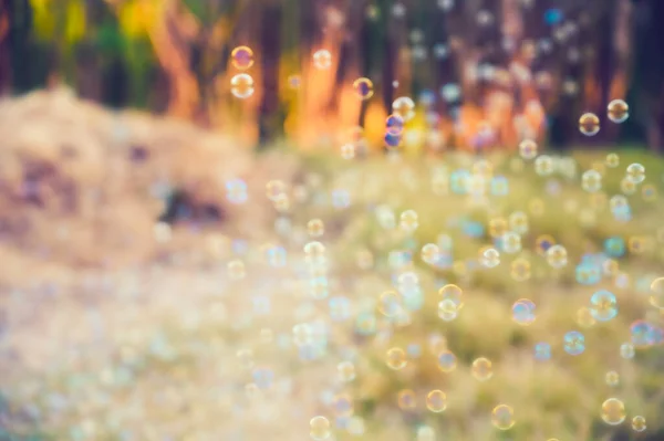 Абстрактное Размытие Радужных Мыльных Пузырей Пузырькового Воздуходува Летящего Зеленой Траве — стоковое фото