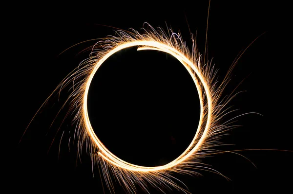 サークルライト花火を描く コピースペースを背景に明るい火花でフレアや炎を燃焼させます 長時間露光光の絵 — ストック写真