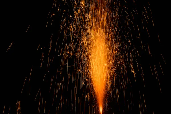 燃え上がるフレアや炎をコピースペースで背景に明るい火花と煙で閉じ込めます お祝いのイベントコンセプト 夜に爆発する花火 — ストック写真
