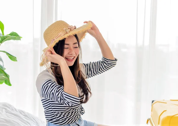 Portret Van Jonge Aziatische Vrouw Zomerse Casual Kleding Strohoed Lachend — Stockfoto
