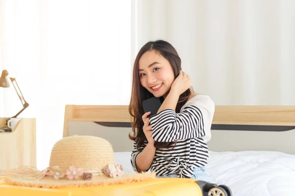 Retrato Mujer Asiática Joven Ropa Casual Verano Sombrero Paja Sonriente —  Fotos de Stock