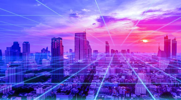 Modern binaların ve şehir mimarisinin şehri. Tayland 'da alacakaranlıkta Bangkok şehrinin hava manzarası