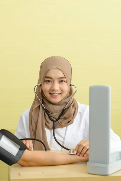 Dokter Perempuan Muslim Menggunakan Sphygmomanometer Dengan Stetoskop Memeriksa Tekanan Darah — Stok Foto
