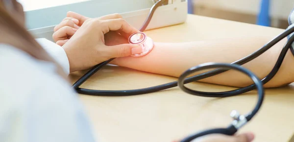 Close Muslim Female Doctor Using Sphygmomanometer Stethoscope Checking Blood Pressure — стоковое фото