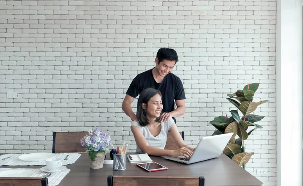 Junge Asiatische Paare Tragen Lässige Kleidung Während Sie Der Küche — Stockfoto