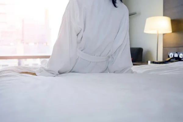 Achteraanzicht Van Vrouw Witte Badjas Zittend Bed Het Wakker Worden — Stockfoto