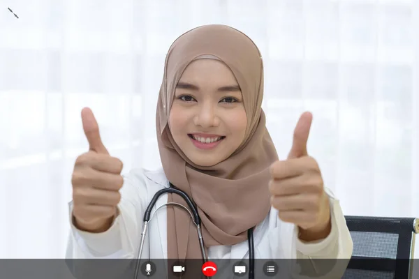 Dokter Medis Wanita Muslim Muda Dengan Stetoskop Menunjukkan Jempol Tanda — Stok Foto
