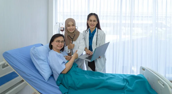 Médica Muçulmana Jovem Asiática Médica Segurar Laptop Com Paciente Sênior — Fotografia de Stock