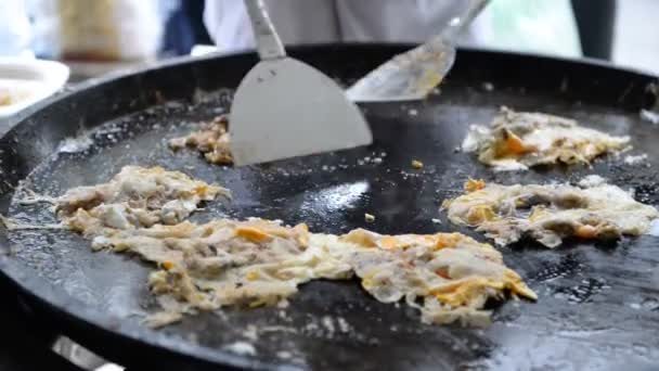 Crispy Oyster Omelette Gemaakt Van Bloem Gemengd Met Mossel Oesters — Stockvideo