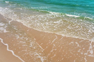 Kumlu sahil kıyısındaki yumuşak dalgaların üstünde. yaz tatili etkinliği arka plan kavramı