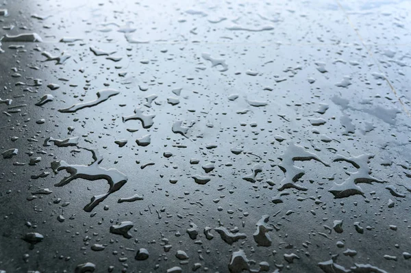 Banyo yaptıktan sonra seramik zemine su damlası.