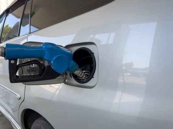Zbliżenie Niebieski Pompowanie Paliwa Benzynowego Samochodzie Stacji Benzynowej — Zdjęcie stockowe