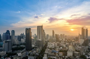 Modern binaların ve şehir mimarisinin şehri. Tayland 'da alacakaranlıkta Bangkok şehrinin hava manzarası