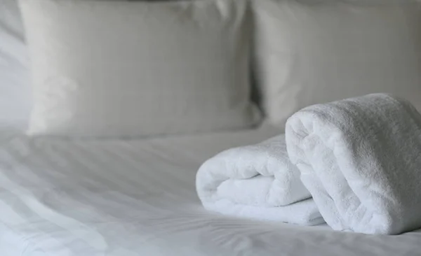 Schone Witte Handdoek Bed Slaapkamer Van Het Hotel Ontspannen Vakantie — Stockfoto