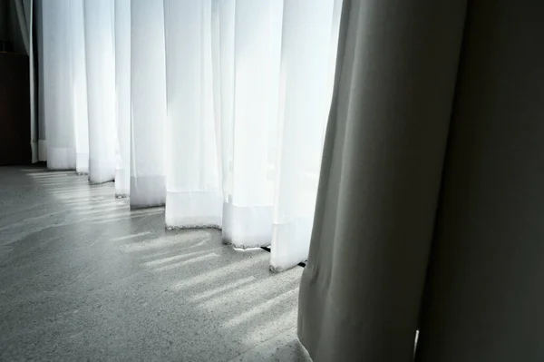 Durch Blanken Fenstervorhang Und Vorhang Über Marmorboden Wohnraumkonzept — Stockfoto