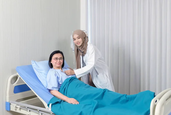 Jovem Asiático Muçulmano Feminino Médico Usando Estetoscópio Verificando Para Paciente — Fotografia de Stock