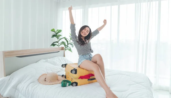 Jonge Aziatische Vrouw Probeert Haar Kleren Pakken Gele Koffer Voor — Stockfoto