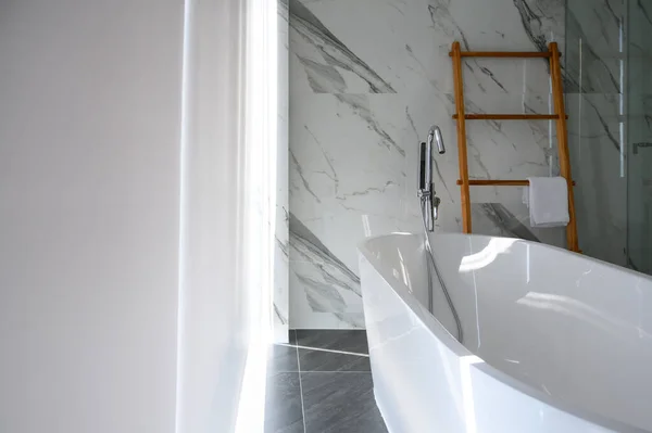 Banheira Cerâmica Banheiro Moderno Rolo Cortina Está Perto Tom Escuro — Fotografia de Stock