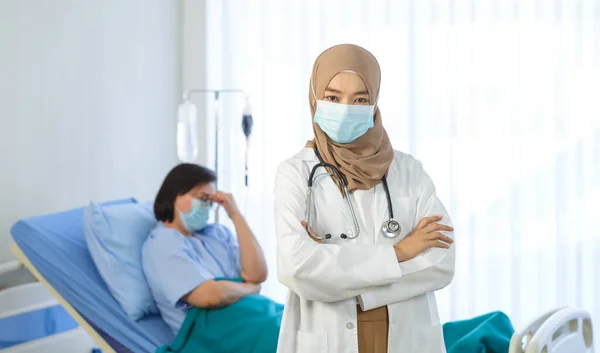 Fiatal Muszlim Női Orvos Karok Keresztbe Áll Kórházban Idős Beteg — Stock Fotó