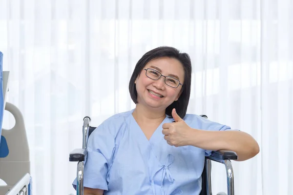 Portrait Senior Patient Smile Showing Thumbs While Her Sit Wheelchair — Stok Foto