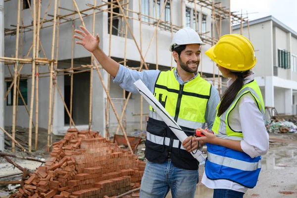 Young Attractive Construction Man Woman Vests Helmets Working Construction Building — Zdjęcie stockowe