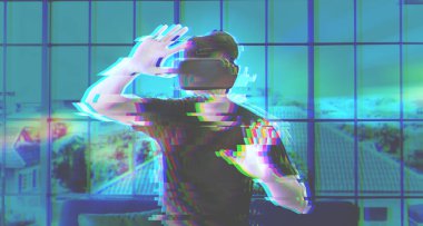 Sanal gerçeklik kulaklığı ya da beyaz arka planda izole edilmiş 3 boyutlu gözlük deneyimi olan genç bir Asyalı. teknoloji, oyun, eğlence konsepti