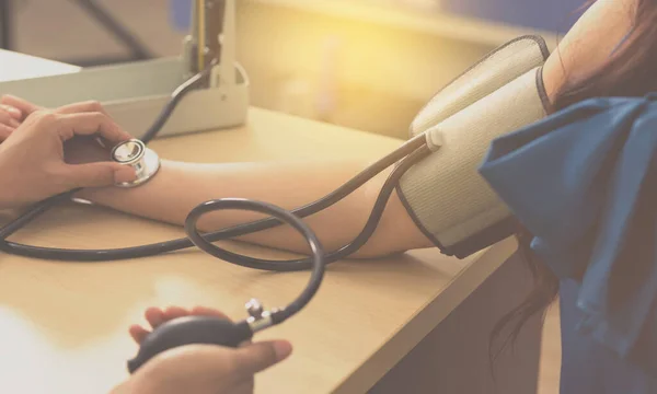 Close Muslim Female Doctor Using Sphygmomanometer Stethoscope Checking Blood Pressure — стоковое фото