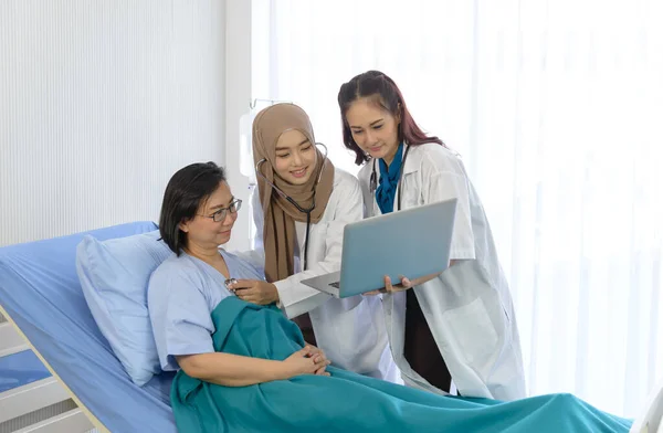 Médica Muçulmana Usando Estetoscópio Verificando Pressão Jovem Asiática Médico Segurar — Fotografia de Stock
