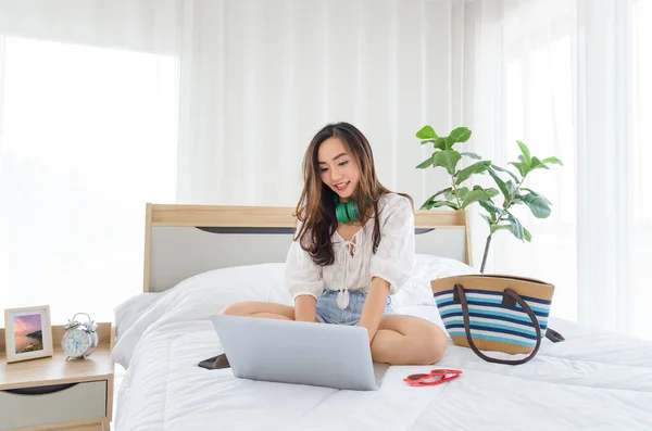 Aziatisch Meisje Student Zitten Bed Met Groene Hoofdtelefoon Bekijk Video — Stockfoto