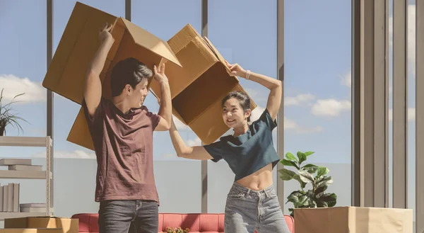 Jeune Couple Asiatique Emménager Dans Nouvel Appartement Jour Déménagement Célébrant — Photo