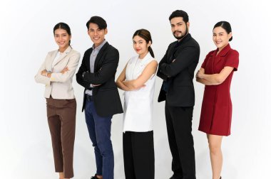 Kapak tasarımı. Sıraya dizilmiş genç Asyalı iş adamlarının grup portresi. Beyaz arka planda izole edilmiş mutlu profesyonel takım insanları