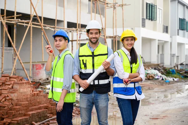 Group Happy Contractors Engineers Formats Safety Vests Helmets Stand Construction — kuvapankkivalokuva