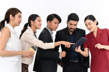Sıraya dizilmiş genç Asyalı iş adamlarının grup portresi. Beyaz arka planda izole edilmiş mutlu profesyonel takım insanları