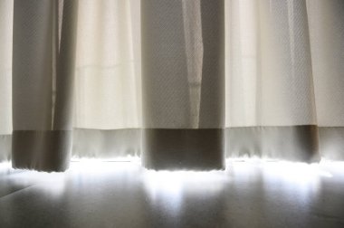 Mermer zeminin üzerindeki cam perdesinden. Ev dekorasyonu kavramı