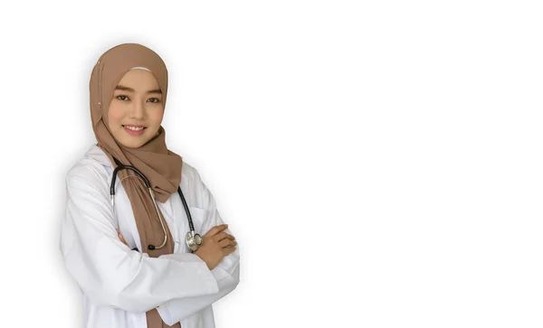 Porträtt Vackra Unga Muslimska Kvinna Läkare Bär Läkare Uniform Och — Stockfoto