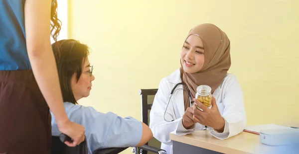 Jovem Mulher Asiática Muçulmano Médico Segurando Garrafa Comprimidos Explicando Paciente — Fotografia de Stock