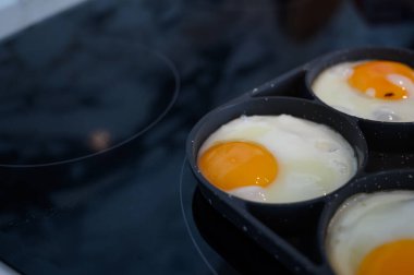 Kahvaltıda kızarmış yumurta pişir. Elektrikli ocakta.