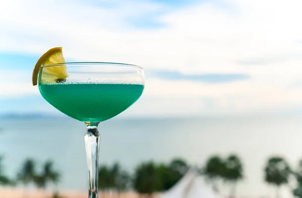 在夏日海滩的背景下 黑色桌子上的一杯鸡尾酒 度假时喝几杯红酒 在度假胜地品酒和放松 复制空间 — 图库照片