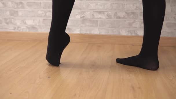 Close Feet Unrecognizable Beautiful Young Woman Dancer Stretching Studio Classical — Stock Video