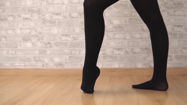 Close Feet Unrecognizable Beautiful Young Woman Dancer Stretching Studio Classical — Stockvideo