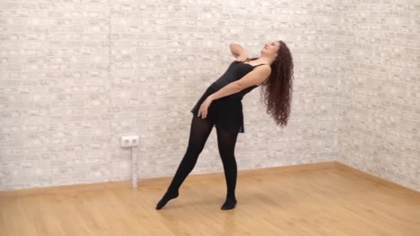 Gyönyörű Fiatal Táncos Képzés Klasszikus Kortárs Tánc Egy Tánc Stúdióban — Stock videók