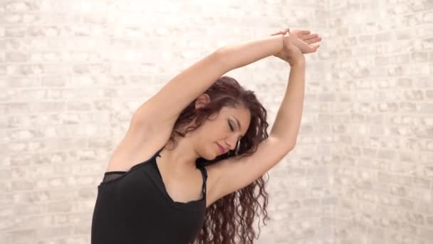 美丽的年轻女舞蹈演员在演播室里伸展身体参加古典舞蹈训练 — 图库视频影像