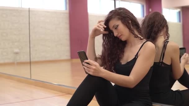 Όμορφη Νεαρή Χορεύτρια Βγάζει Μια Selfie Κινητό Της Τηλέφωνο Ένα — Αρχείο Βίντεο